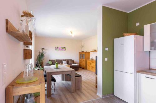 a kitchen and living room with a table and a refrigerator at Havel Ferienhaus Brandenburg, Nähe Beetzsee in Butterlake