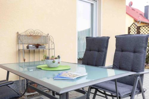 a glass table with two chairs and a bowl on it at Havel Ferienhaus Brandenburg, Nähe Beetzsee in Butterlake