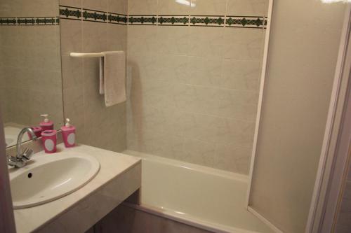 Koupelna v ubytování Les Landes avec piscine et près du lac