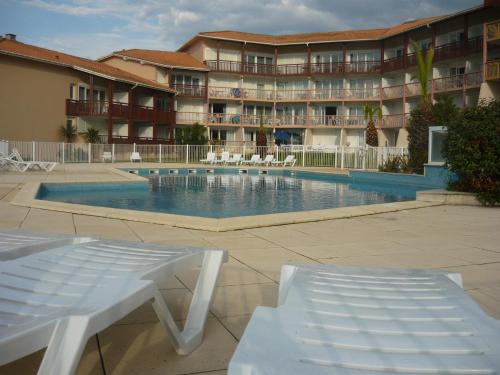 Bazén v ubytování Les Landes avec piscine et près du lac nebo v jeho okolí