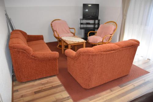 フォニョードにあるVarga Vendégházのリビングルーム(椅子2脚、テーブル付)