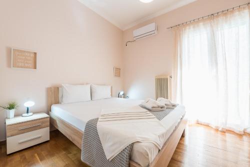 Ein Bett oder Betten in einem Zimmer der Unterkunft Stylish Acropolis Apartment by Cloudkeys