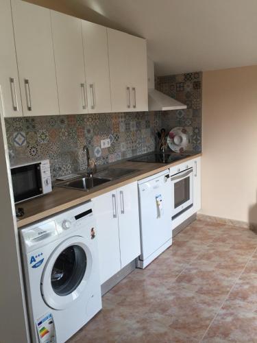 kuchnia z pralką i zlewem w obiekcie Casa Alaya w mieście Bailo