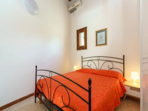 サン・ヴィート・ロ・カーポにあるCasa Aloha San Vito Lo Capoのベッドルーム1室(オレンジ色のベッドカバー付)