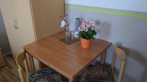 a small wooden table with flowers on top of it at Landpension Wendfeld in Sanitz