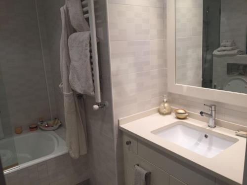 a bathroom with a sink and a bath tub at ORIO PLAYA in Orio