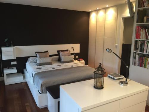 a bedroom with a bed and a desk with a lamp at ORIO PLAYA in Orio