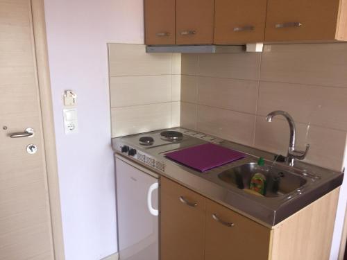 Dapur atau dapur kecil di Dimis Studios and Apartments