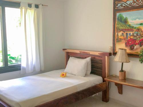 a bedroom with a bed and a picture of a car at Finca Panaca Herrería 8 in Quimbaya