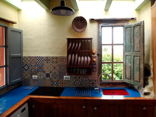 cocina con fregadero y ventana en EL LAGAR DEL NORTE, en Erese