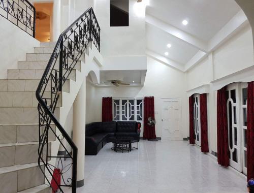 Χώρος καθιστικού στο OMG Guesthouse Room for 3 Ground floor