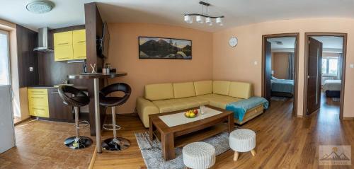 un soggiorno con divano e tavolo di Apartment Eric,High Tatras a Dolný Smokovec