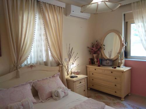 カト・ダラトソにあるJoaMe Villaのベッドルーム1室(ベッド1台、鏡、ドレッサー付)