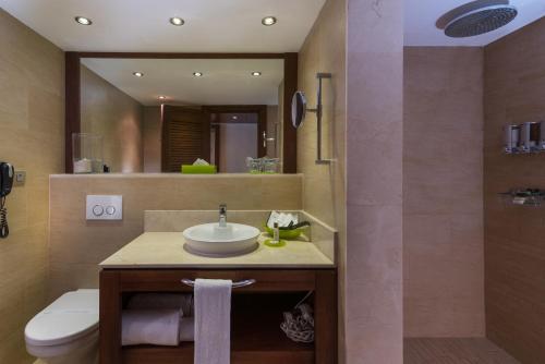 プンタ・カナにあるバルセロ ババロ ビーチ アダルツ オンリー オール インクルーシブのバスルーム(洗面台、トイレ、鏡付)