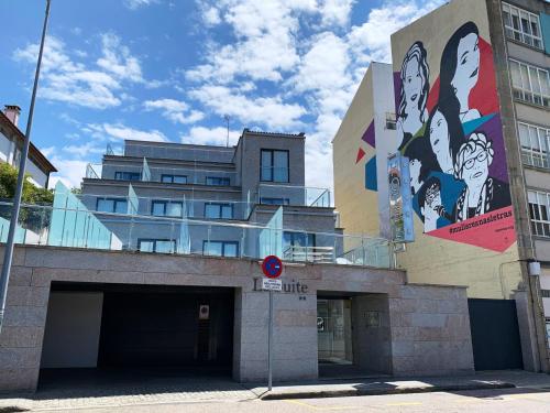 un edificio con un mural en el costado en La Suite Hotel, en Vigo