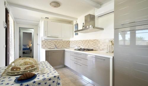 A kitchen or kitchenette at CASA con ACCESSO AL MARE