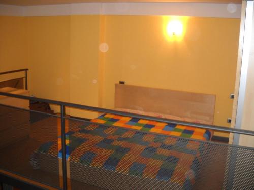 um quarto com uma cama numa varanda em Casa vacanze IL VIOLINO em Cremona