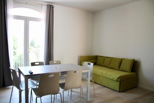 a living room with a table and a couch at Appartamenti Morele in Tignale