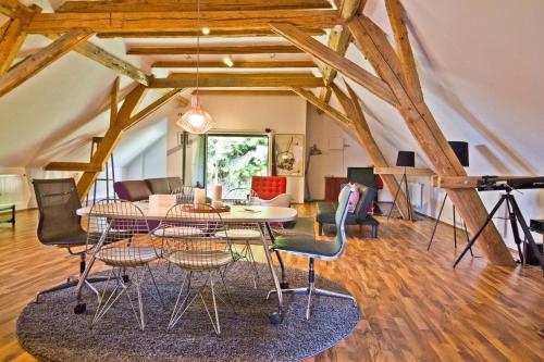 - une salle à manger avec une table et des chaises dans l'établissement Art-Lodge Kunstpension, à Afritz am See