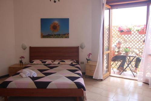 1 dormitorio con 1 cama junto a una puerta corredera de cristal en Gottardo, en Monserrato