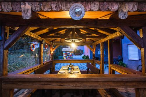 een houten veranda met een tafel en stoelen erop bij Adriatic Star in Banjol