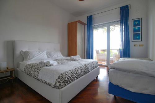 una camera da letto con un letto e asciugamani di Oasi Relax Manzoni by HHN a Napoli