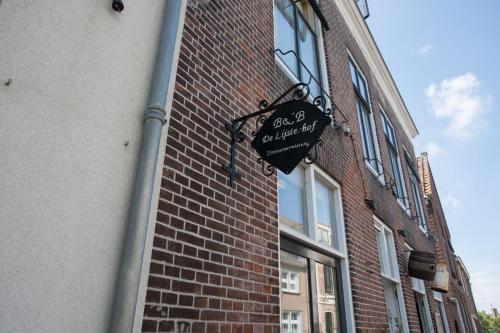 
a street sign on the side of a building at B&B de Lijsterhof in Domburg
