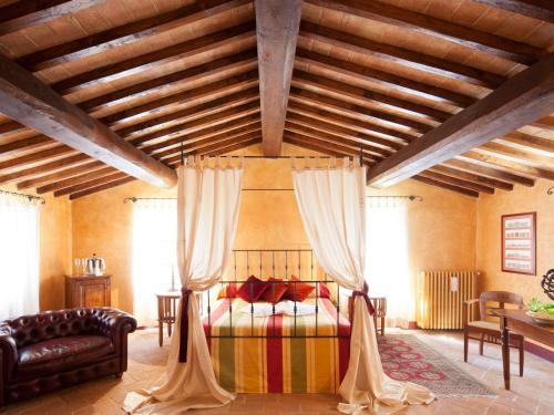 ein Schlafzimmer mit einem Bett und einer Holzdecke in der Unterkunft Tenuta Di Canonica in Todi