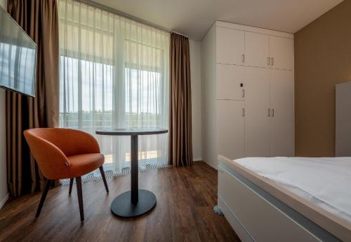 Postel nebo postele na pokoji v ubytování Pflegehotel Sutz-Lattrigen