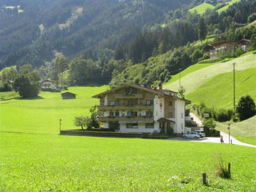 ein großes Haus auf einem grünen Rasen in der Unterkunft Landhaus Tirol in Zellberg