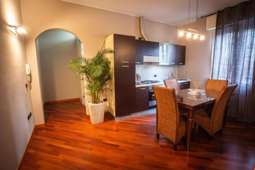 une cuisine avec une table et des chaises ainsi qu'une salle à manger dans l'établissement Cinematic Modern Flat, 100 mt da Ospedale, à Ravenne