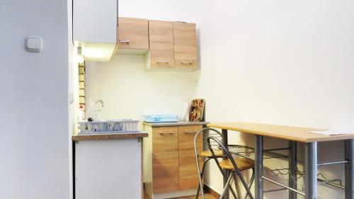 a small kitchen with a table and a refrigerator at Hőforrás Wellness Vendégház in Egerszalók