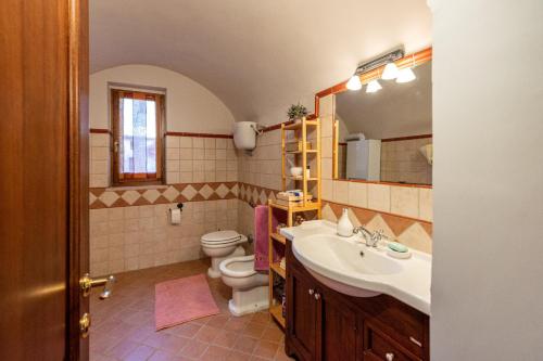 La casa dell’artista tesisinde bir banyo