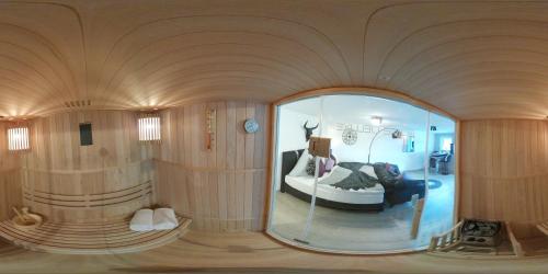 een kamer met een rond raam met een bank erin bij Eifel Dream Kalkmulde in Fleringen