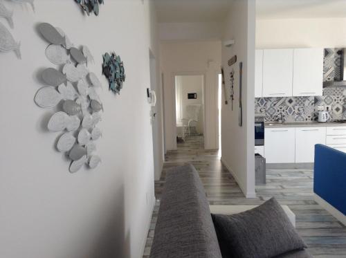 a living room with a couch and a kitchen at Blue Bay Suite & Spa in Agropoli