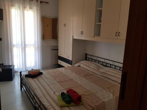 sypialnia z dużym łóżkiem w pokoju w obiekcie Casa vacanze Valentina w mieście Porto Conte