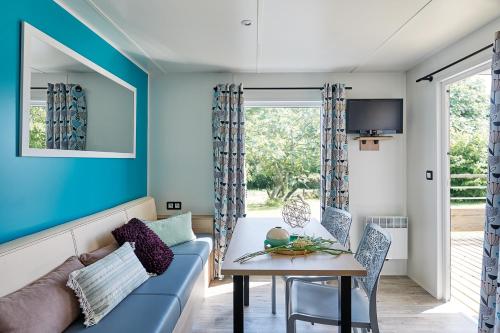 un salon avec un canapé et une table dans l'établissement Le Clos des Genets, à Quend