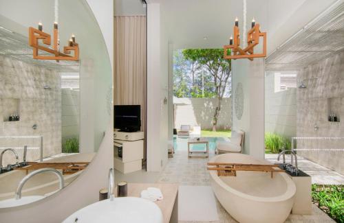 Ett badrum på SALA Phuket Mai Khao Beach Resort