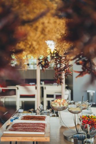 迈考海滩SALA Phuket Mai Khao Beach Resort的碗里不同食物种类的桌子