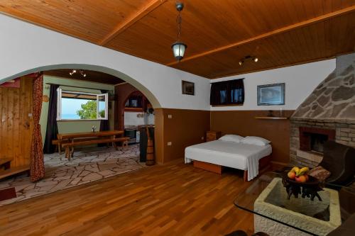 een slaapkamer met een bed en een open haard bij Holiday home Duje in Veliko Brdo