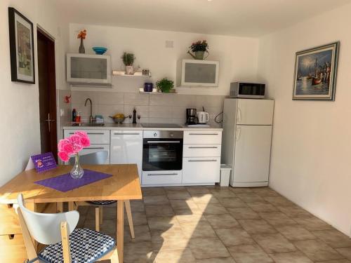 Kuchyňa alebo kuchynka v ubytovaní Apartman Cvenkica