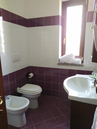 a bathroom with a toilet and a sink at Agricampolungo Monterosi in Monterosi