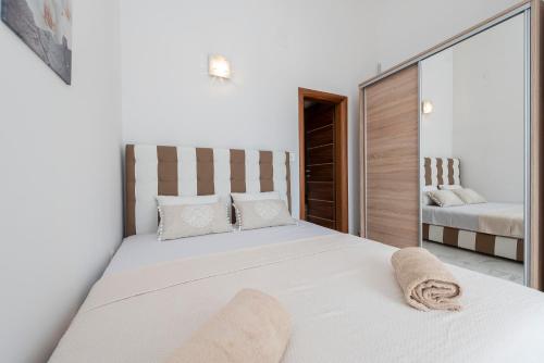 Tempat tidur dalam kamar di Beautiful penthouse for 8 close to city center