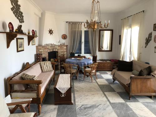 Χώρος καθιστικού στο Villa Fokas beach view