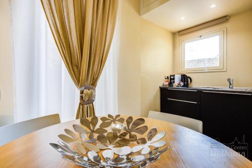 stół jadalny z miską kwiatów w obiekcie Al centro di Roma w Rzymie