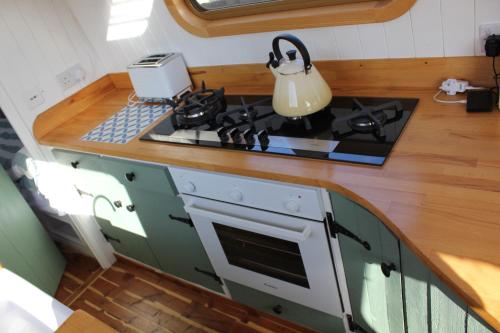 una cucina con piano cottura e piano di lavoro di Cambridge Boat Hire a Chesterton