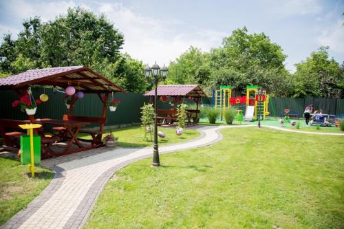 un parque infantil con mesa de picnic y parque infantil en Beauty Complex en Berehove
