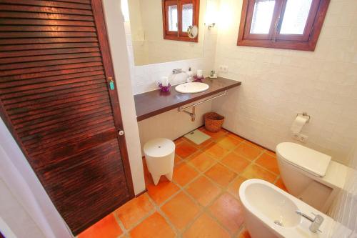 FanadixにあるArgentario - sea view villa with private pool in Benissaのバスルーム(トイレ、洗面台、鏡付)