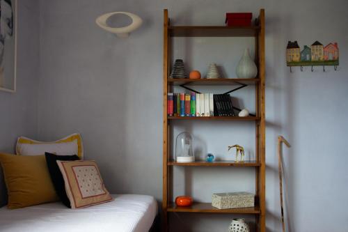 Perpustakaan di vila ini