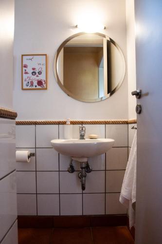 Bilik mandi di Villa Rosa with private pool, Athens Riviera